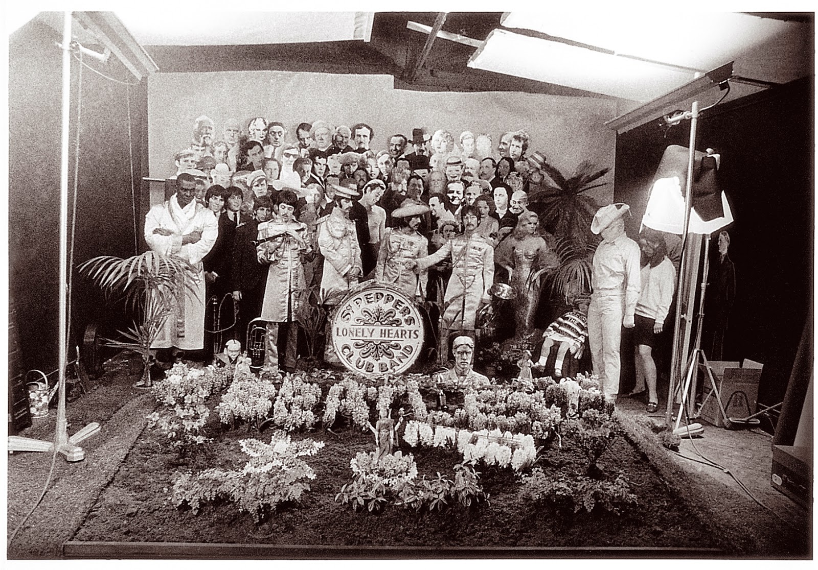 [Image: making-the-cover-for-sgt-pepper_s-lonely...band-7.jpg]