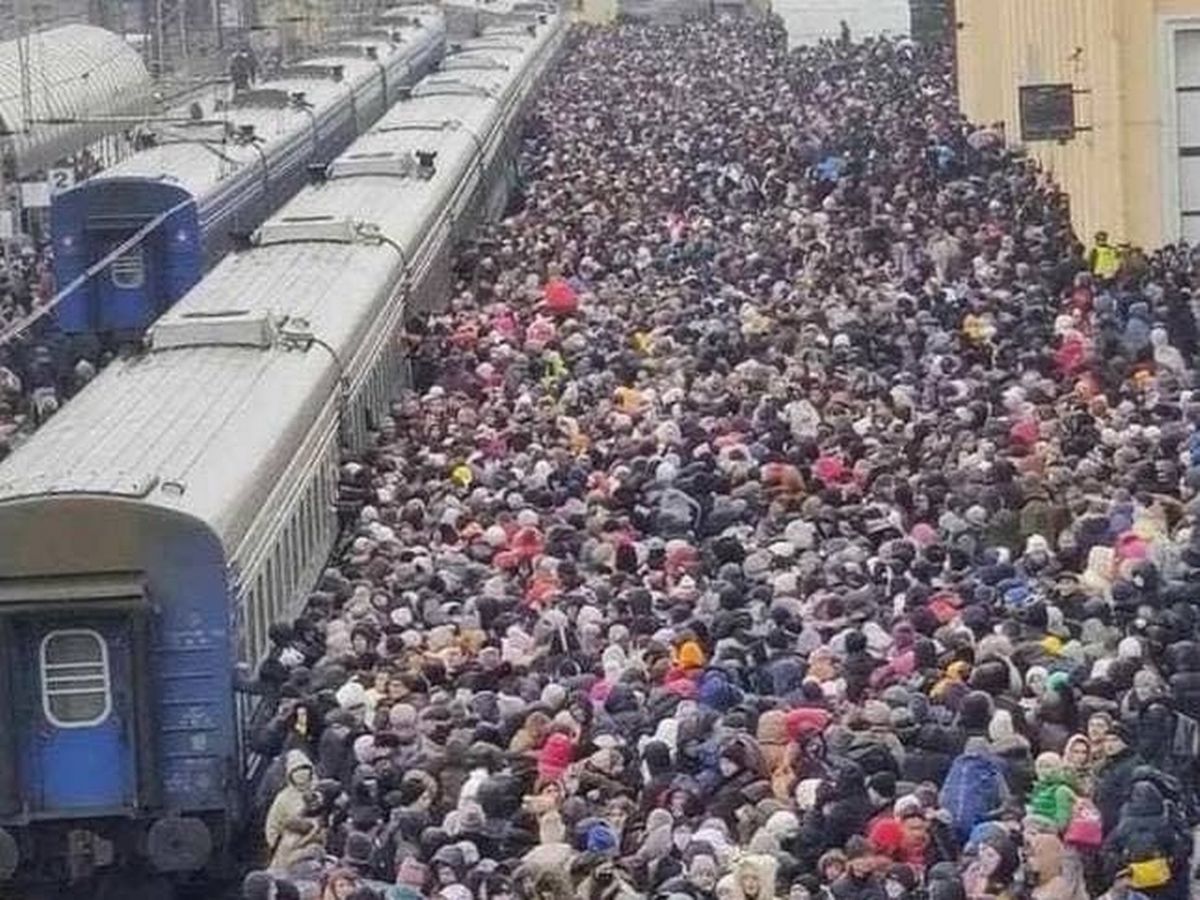 Украинцы в 2024г. Беженцы на вокзале. Паника в Харькове на вокзале. Люди на вокзале.